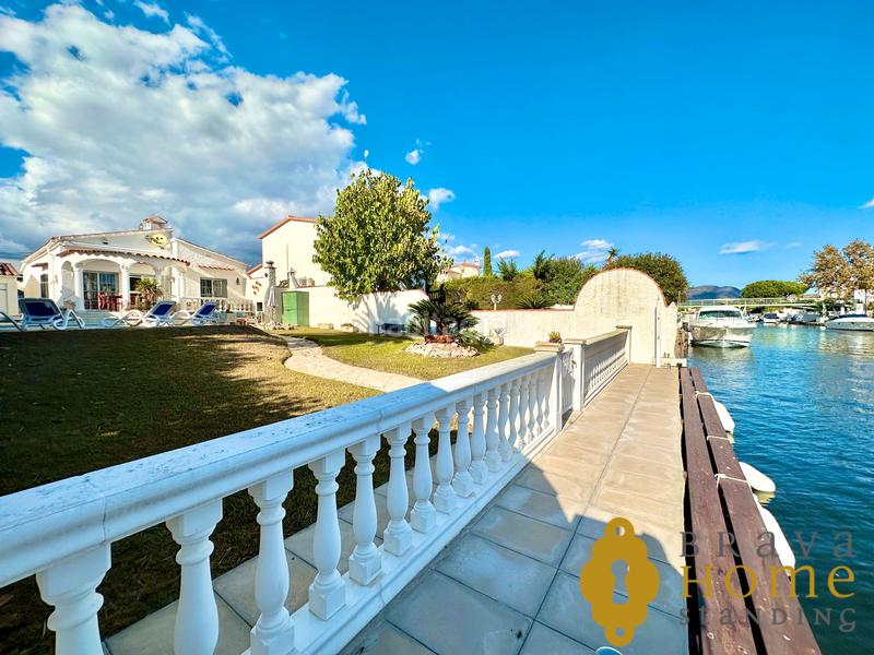 Foto 582b07d8-5872-432e-9ed1-7f4d70b6377a. Casa bonita casa al canal ancho con amarre de 12,50m2 en venta en Empuriabrava