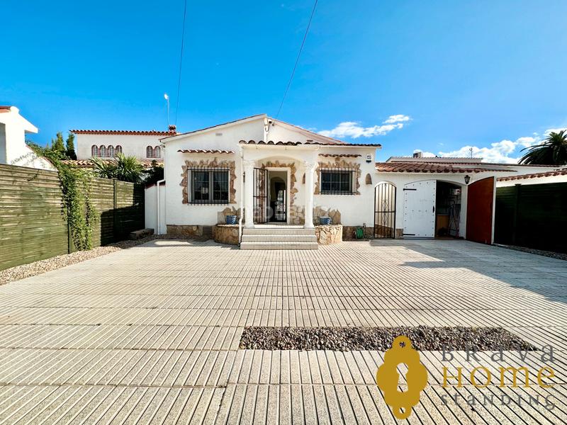 Foto 59bbdf40-5d8c-452c-8807-89472a87ec7a. Casa bonita casa al canal ancho con amarre de 12,50m2 en venta en Empuriabrava