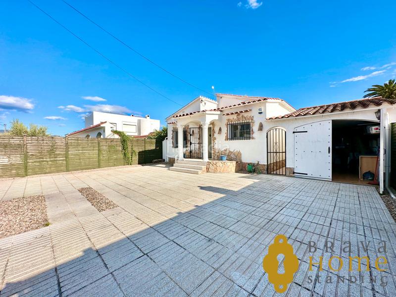 Foto 8df56449-f7ce-4284-ae69-08349efa2c7f. Casa bonita casa al canal ancho con amarre de 12,50m2 en venta en Empuriabrava