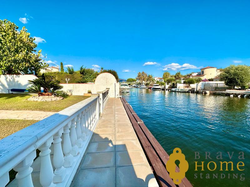 Foto 94379582-374a-4b73-9626-ab78941a67fc. Casa bonita casa al canal ancho con amarre de 12,50m2 en venta en Empuriabrava