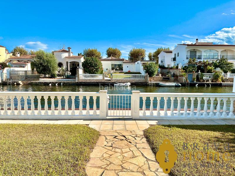 Foto b19c77fe-46f0-4651-803f-3780e82b67a2. Casa bonita casa al canal ancho con amarre de 12,50m2 en venta en Empuriabrava