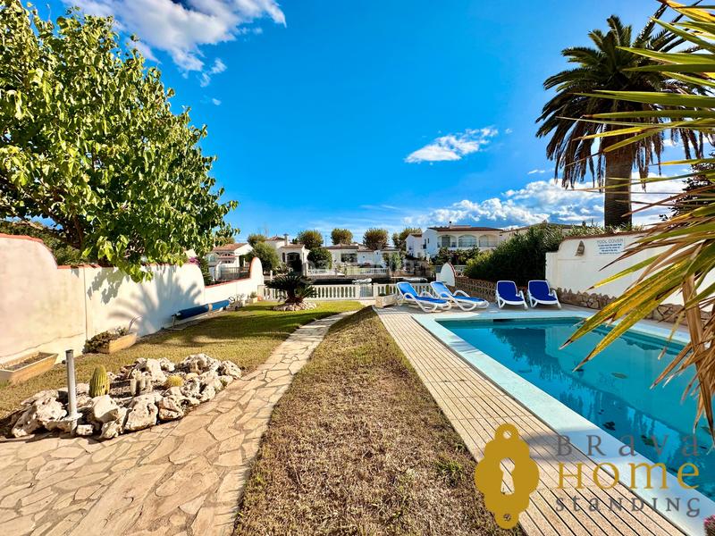 Foto b554ab7d-3f68-41d4-a382-e5d53e66d2c3. Casa bonita casa al canal ancho con amarre de 12,50m2 en venta en Empuriabrava