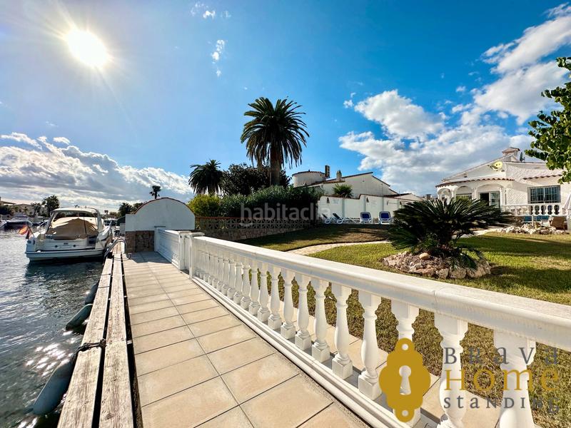 Foto c49f87c2-408d-4aa1-8d99-03cae10c67db. Casa bonita casa al canal ancho con amarre de 12,50m2 en venta en Empuriabrava