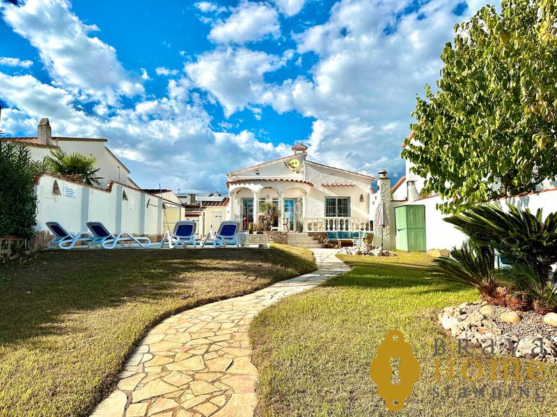 Foto d1335747-e906-41a4-a214-4a8fa60ae30a. Casa bonita casa al canal ancho con amarre de 12,50m2 en venta en Empuriabrava
