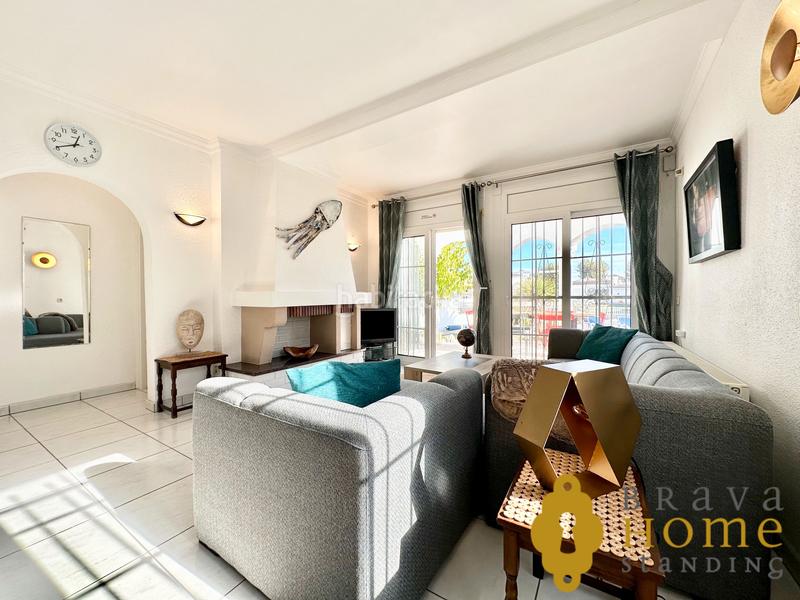 Foto e7a3efc4-d0d9-49b3-bec6-3f3fdbcb5b1a. Casa bonita casa al canal ancho con amarre de 12,50m2 en venta en Empuriabrava