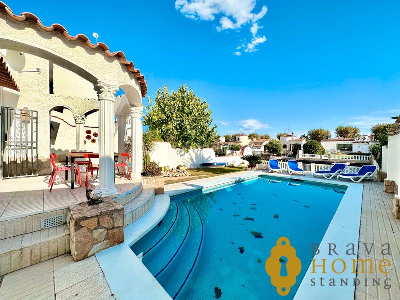 Foto f0bd2d61-6a9f-42ae-bada-5c8fce9790a8. Casa bonita casa al canal ancho con amarre de 12,50m2 en venta en Empuriabrava
