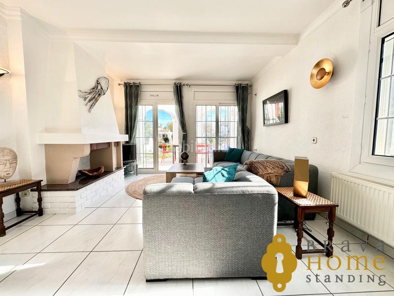 Foto f599194e-27cd-43f0-a1ab-7b0200063e30. Casa bonita casa al canal ancho con amarre de 12,50m2 en venta en Empuriabrava