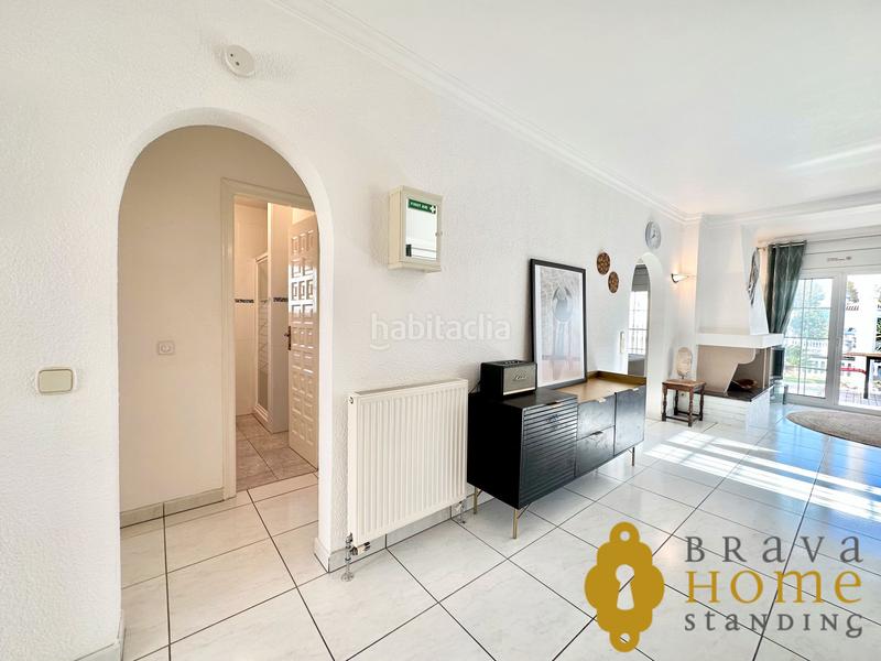 Foto f655f355-ff2f-432f-862e-0be7bb7a0fa8. Casa bonita casa al canal ancho con amarre de 12,50m2 en venta en Empuriabrava