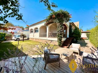 Casa a Montgrí. Encantadora casa con jardín en venta en empuriabrava