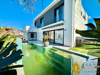 Casa  Carrer sant maurici. Casa contemporánea con piscina en venta en empuriabrava