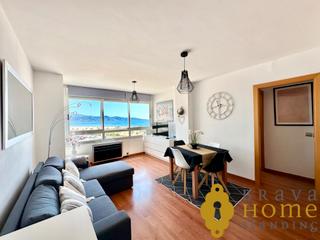 Pis  Carrer muga-b. Apartamento renovado en primera lnea con bonitas vistas al mar