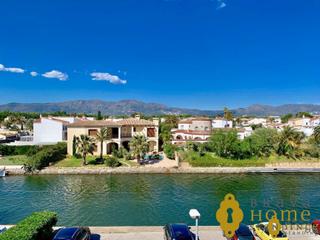 Pis  Carrer port alegre. Magnífico apartamento en venta con vistas al canal en empuriabra