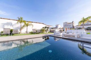 Casa a Cap Ras - Creus - Falconera. Casa moderna con hamman, piscina y amarre en venta en empuriabra