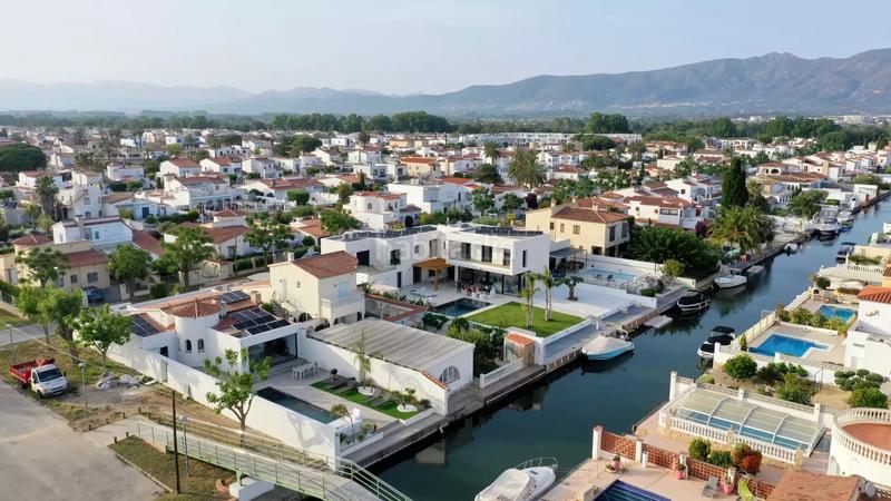 Foto 512d6f5c-74ed-427d-9846-8c18e654f907. Haus mit parking pool in Cap Ras - Creus - Falconera Empuriabrava