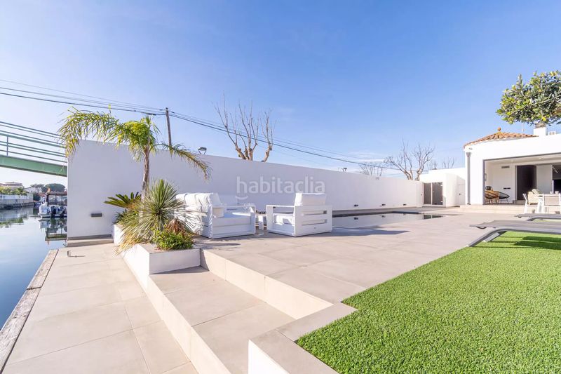 Foto 0f89c344-cc7c-48c4-bb47-332b3ad734ff. Casa amb aparcament piscina a Cap Ras - Creus - Falconera Empuriabrava