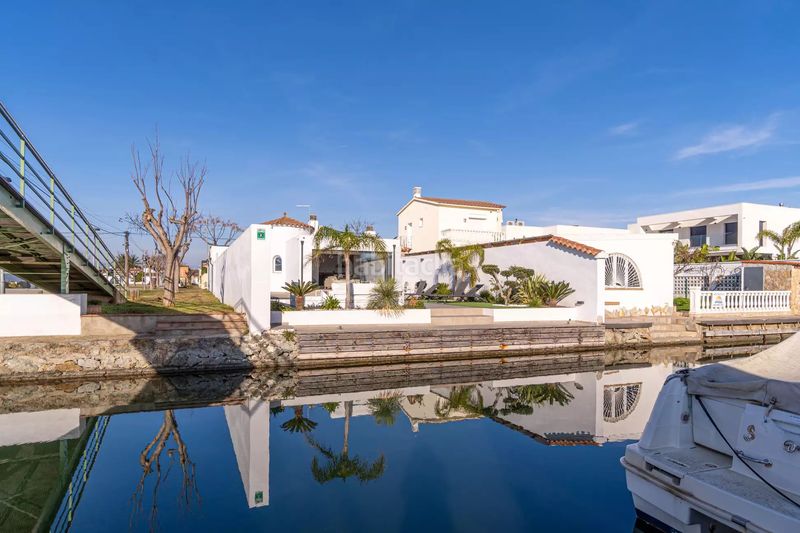 Foto 2f158913-bf85-4c23-96d6-6eb26775f429. Casa amb aparcament piscina a Cap Ras - Creus - Falconera Empuriabrava