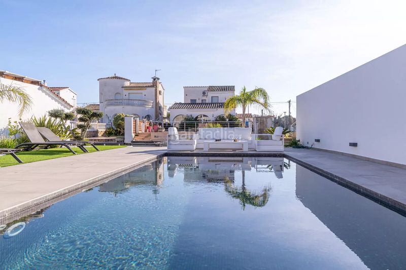 Foto 304a4a14-7bd9-4e3a-af5b-81a0d733ead2. Casa amb aparcament piscina a Cap Ras - Creus - Falconera Empuriabrava