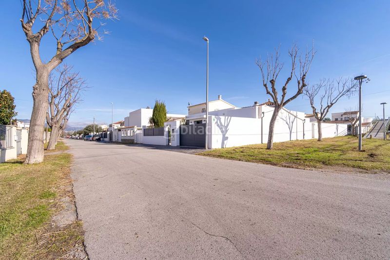 Foto 403f18cd-a346-4ef9-9d91-8043d4d9f482. Casa amb aparcament piscina a Cap Ras - Creus - Falconera Empuriabrava