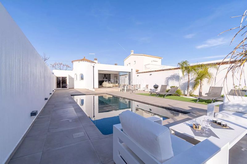 Foto 5542cb62-0cf5-42a5-b927-575193496fc9. Casa amb aparcament piscina a Cap Ras - Creus - Falconera Empuriabrava