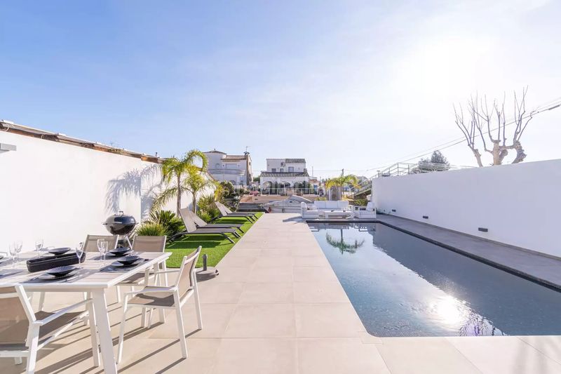 Foto 5766ee5d-4250-4200-8455-55ca2b028acf. Casa amb aparcament piscina a Cap Ras - Creus - Falconera Empuriabrava