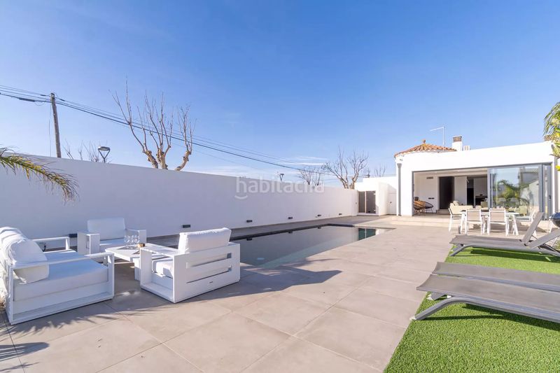 Foto 6d8f0ae2-5490-44da-a86d-a2ad904b0654. Casa amb aparcament piscina a Cap Ras - Creus - Falconera Empuriabrava