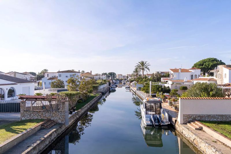 Foto b026ca9c-3a86-442b-b319-b9086ffb20b5. Casa amb aparcament piscina a Cap Ras - Creus - Falconera Empuriabrava