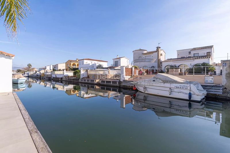 Foto b807f2e3-e3bc-484a-8143-f5f6c7fea7b0. Casa amb aparcament piscina a Cap Ras - Creus - Falconera Empuriabrava