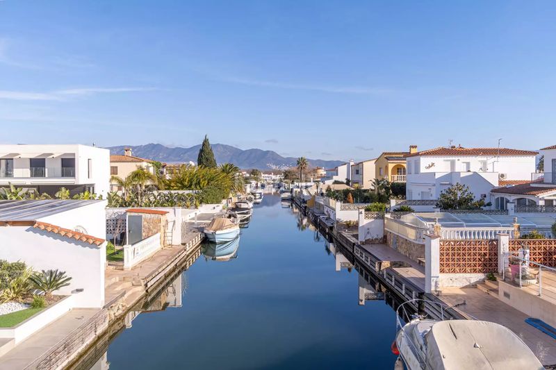 Foto f598402a-11e8-4650-ba4e-782ea1f58205. Casa amb aparcament piscina a Cap Ras - Creus - Falconera Empuriabrava