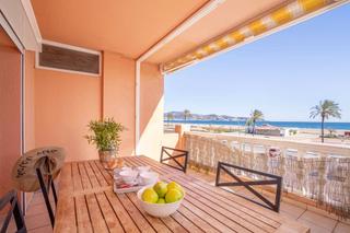Pis  Passeig marítim. Apartamento con impresionantes vistas al mar y licencia turístic