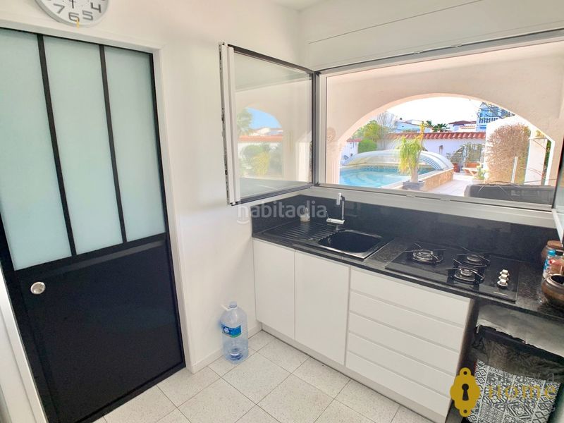 Foto 0f1a9451-41cb-474a-b937-e69a10868981. Casa amb calefacció aparcament piscina a Cap Ras - Creus - Falconera Empuriabrava