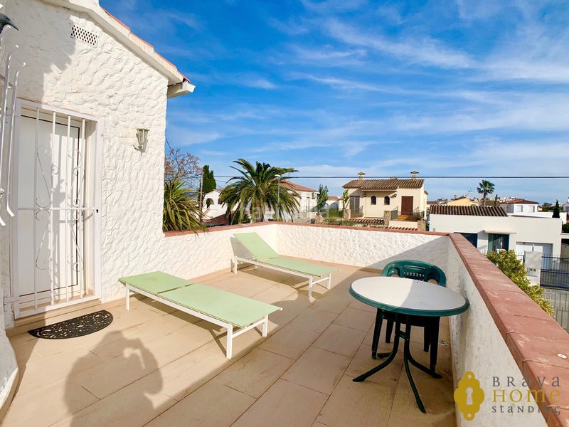 Foto 32696d6f-06c7-4f9b-b673-4074557bc6af. Casa amb calefacció aparcament piscina a Cap Ras - Creus - Falconera Empuriabrava