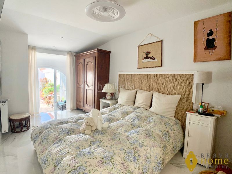 Foto 35bc90df-b5d8-4ee1-87cb-2661f7c8790f. Casa amb calefacció aparcament piscina a Cap Ras - Creus - Falconera Empuriabrava