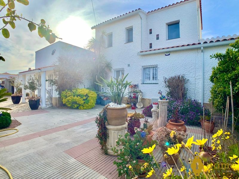 Foto 432cad3f-9da8-46f1-9538-e12747a20430. Casa amb calefacció aparcament piscina a Cap Ras - Creus - Falconera Empuriabrava