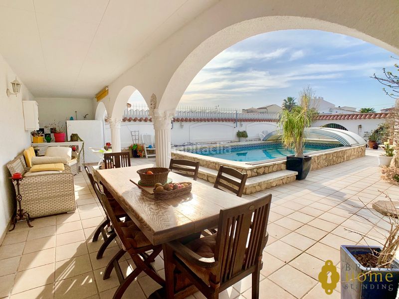 Foto 48025cbc-14b7-4363-ab56-f820a0b0992b. Casa amb calefacció aparcament piscina a Cap Ras - Creus - Falconera Empuriabrava