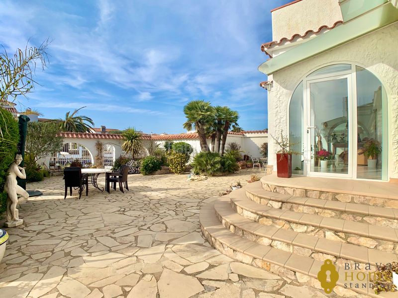 Foto 4dc9202d-a6d3-4bc6-954c-42fe469681ee. Casa amb calefacció aparcament piscina a Cap Ras - Creus - Falconera Empuriabrava