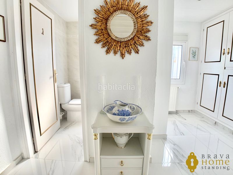 Foto 52173e98-4e03-4c2b-8a3d-34a9f9c951e9. Casa amb calefacció aparcament piscina a Cap Ras - Creus - Falconera Empuriabrava