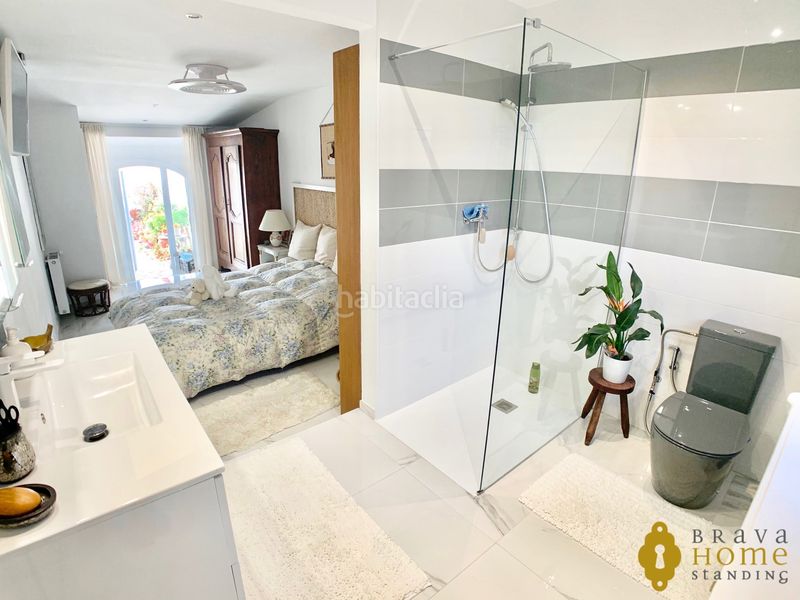 Foto 5b070b25-bcfa-44a3-8561-5c302ce6deef. Casa amb calefacció aparcament piscina a Cap Ras - Creus - Falconera Empuriabrava