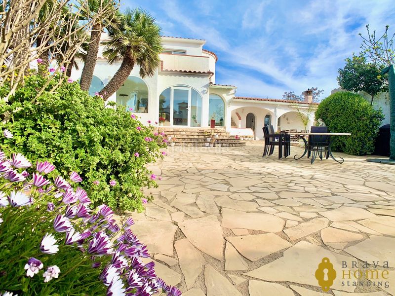 Foto 637f4496-cc48-406b-9e96-05ddc0f822f4. Casa amb calefacció aparcament piscina a Cap Ras - Creus - Falconera Empuriabrava