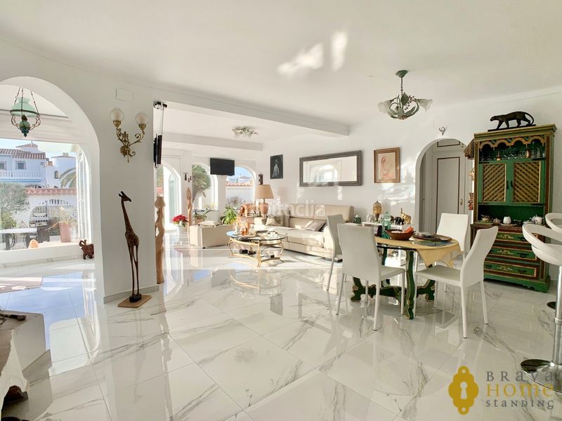 Foto 6f15c2d3-80ba-444d-bff3-79a5580a2517. Casa amb calefacció aparcament piscina a Cap Ras - Creus - Falconera Empuriabrava