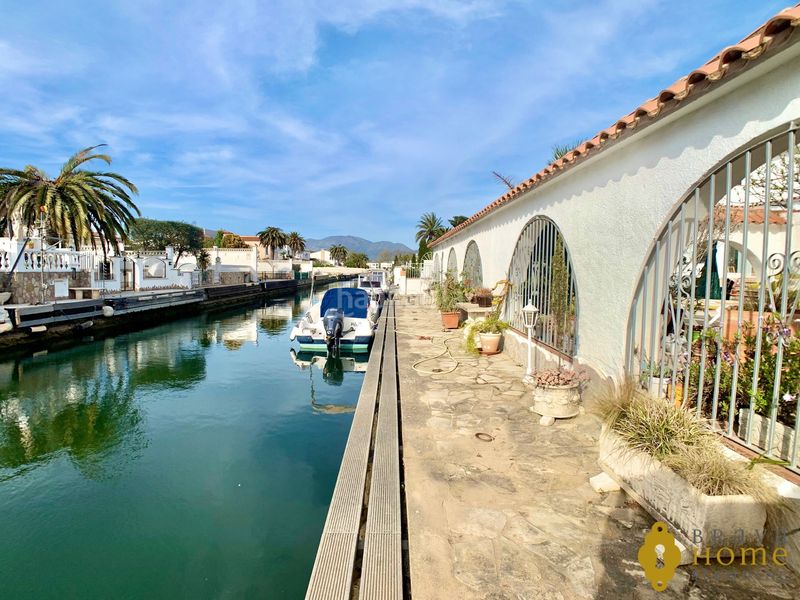 Foto 80b5b7e8-7e57-4eea-98b5-002fa0af89e5. Casa amb calefacció aparcament piscina a Cap Ras - Creus - Falconera Empuriabrava