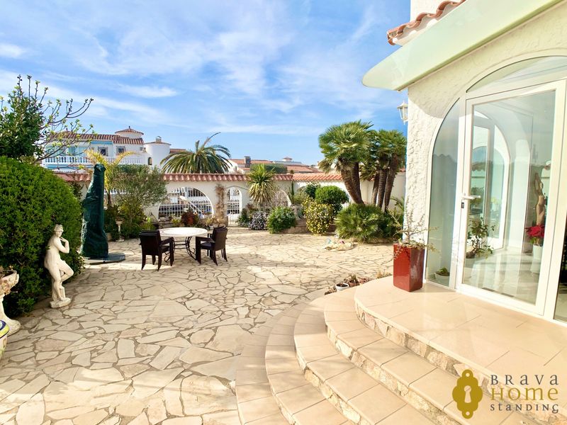 Foto 80ffa526-237d-4758-b7e8-11be1e03f063. Casa amb calefacció aparcament piscina a Cap Ras - Creus - Falconera Empuriabrava