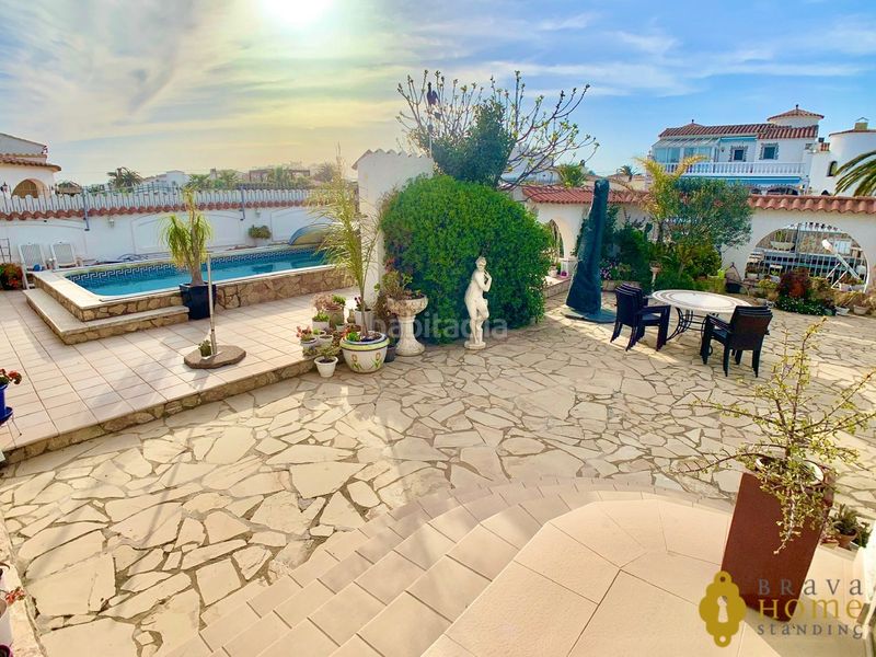 Foto b1323cce-182d-452f-8ee2-c7a1cac7253e. Casa amb calefacció aparcament piscina a Cap Ras - Creus - Falconera Empuriabrava