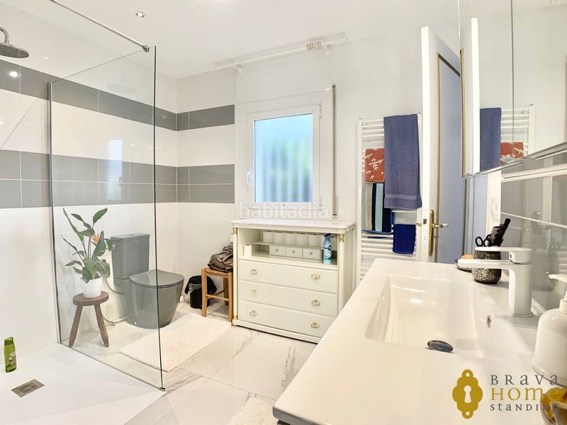 Foto b89f8ba4-a36e-4948-8c75-e17991504c32. Casa amb calefacció aparcament piscina a Cap Ras - Creus - Falconera Empuriabrava