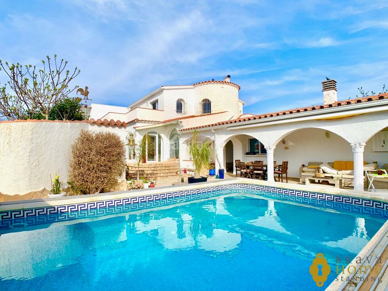 Foto ce40bfec-33a4-402d-ad70-d5d8bc8a43b8. Casa amb calefacció aparcament piscina a Cap Ras - Creus - Falconera Empuriabrava