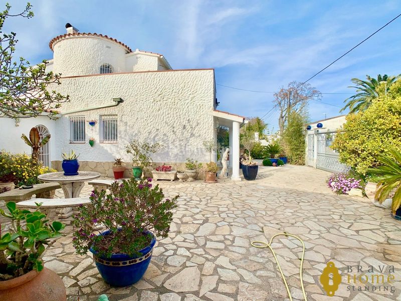 Foto f3c6cd9f-d018-40d2-b4b9-824c84684432. Casa amb calefacció aparcament piscina a Cap Ras - Creus - Falconera Empuriabrava