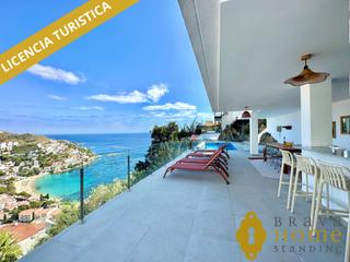 Casa  Carrer joan lluís vives. Villa en venta en roses con piscina y vistas al mar – canyelles