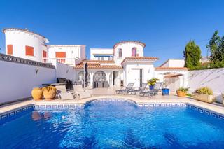 Haus  Carrer pení. Espectacular casa típica de empuriabrava con piscina