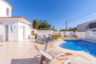 Casa  Carrer pení. Espectacular casa típica de empuriabrava con piscina