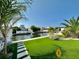 Maison  Carrer llobregat. Casa de una sola planta en el canal con piscina y amarre, en emp