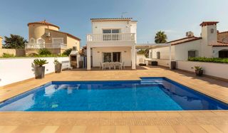 Haus  Carrer ebre. En venta elegante villa con licencia turística en el canal ebre.